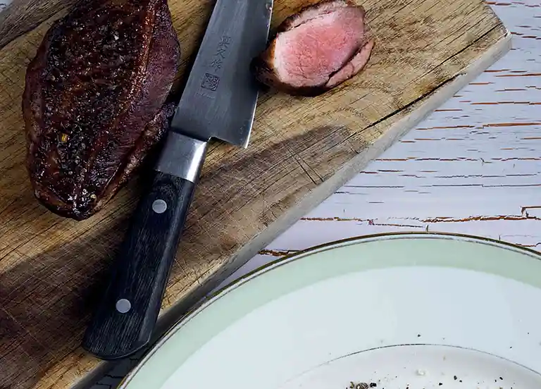 Pandestegte andebryster med kartoffelragout