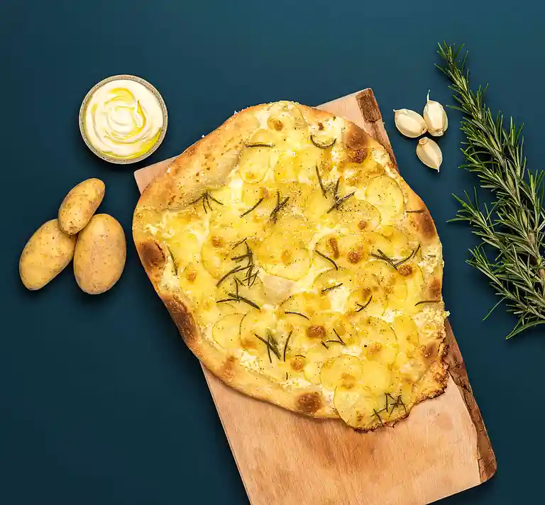 Pizza med kartoffel og mozzarella
