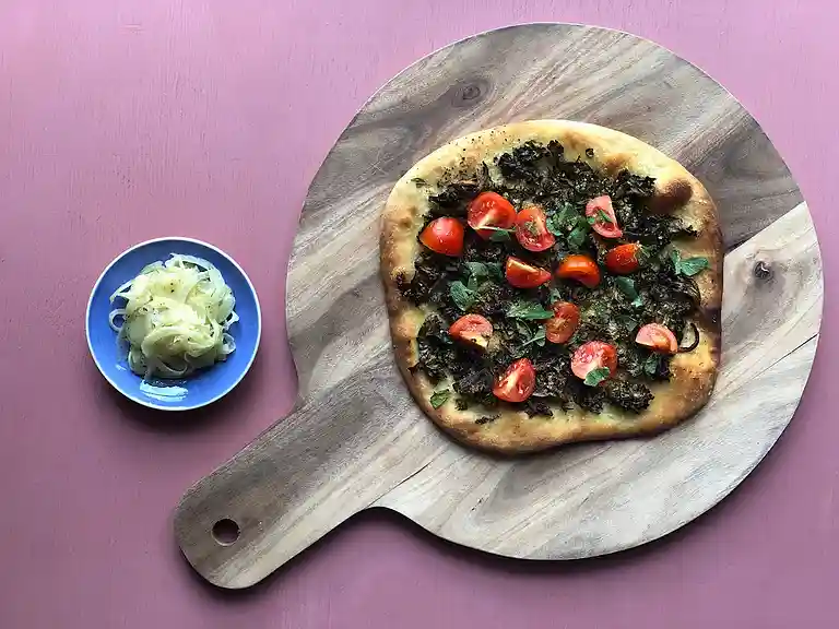 Pizza med rødløg, grønkål, salvie og gærflager