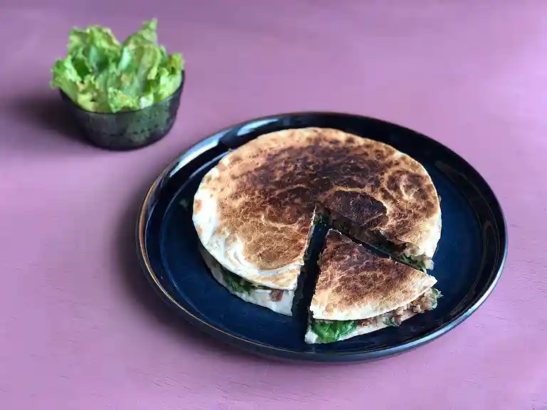 Quesadillas med borlottibønner, spinat og hytteost