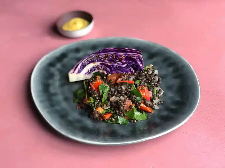 Rød spidskål med misodressing og varme linser med tomat