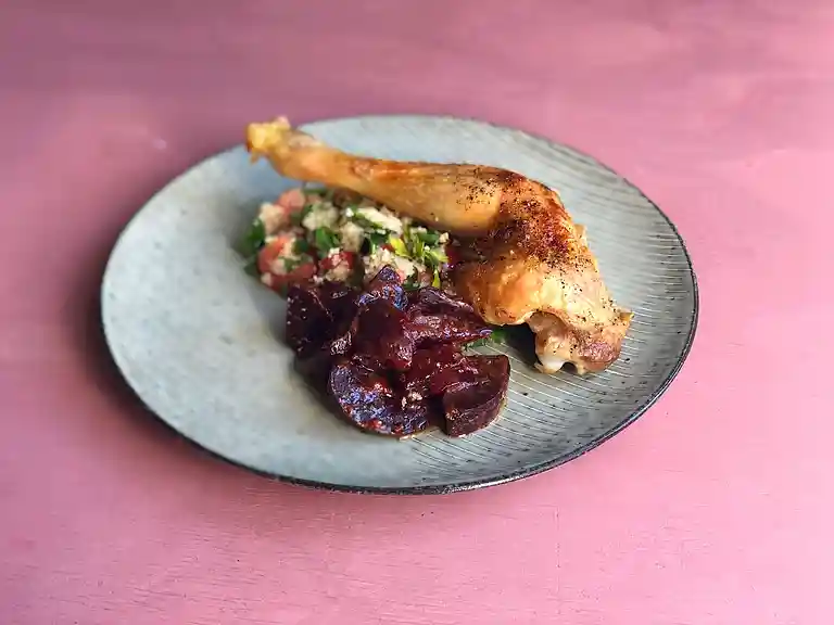 Sprøde kyllingelår med misoglaserede rødbeder og perlebygsalat