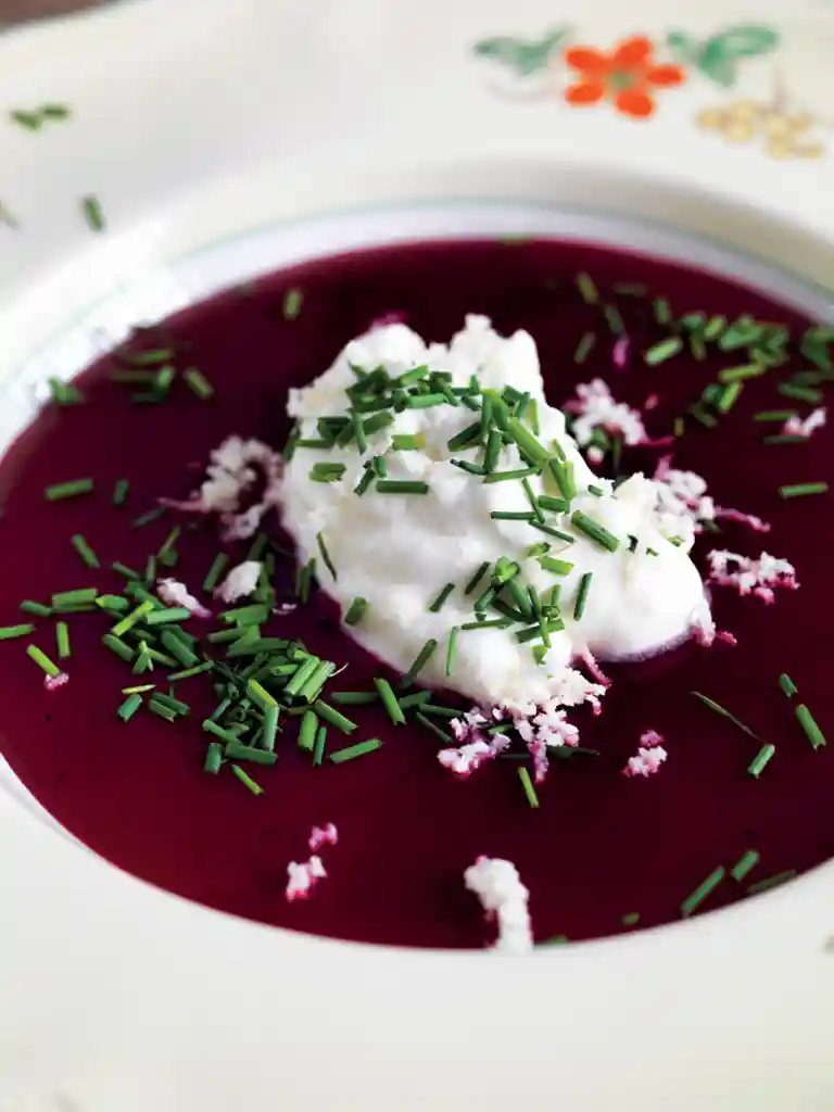 Rødbedesuppe med peberrodscreme