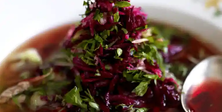 Russisk krydret suppe med paprika og rå rødbedesalat