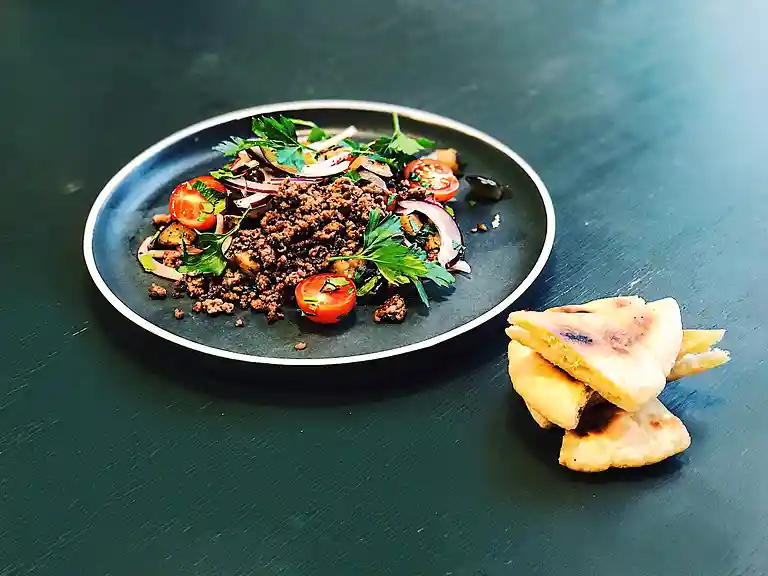 Fattoush-salat med krydret kalvekød, aubergine og pitachips