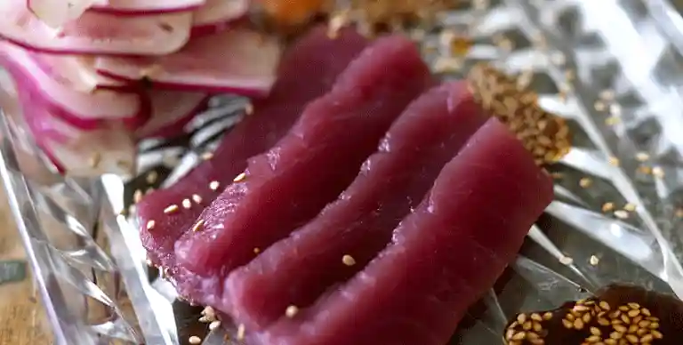 Sashimi med avocado og mandelolie