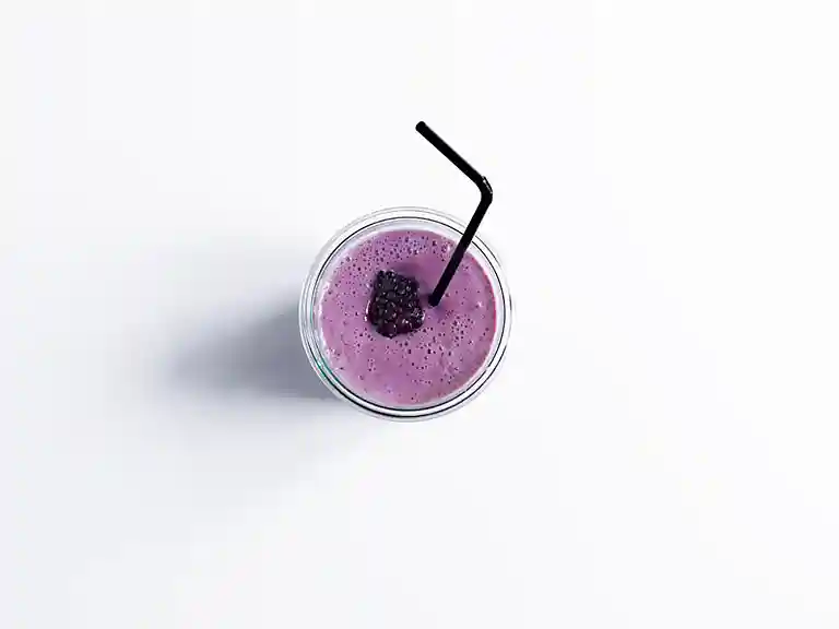 Smoothie med brombær og sojamælk 