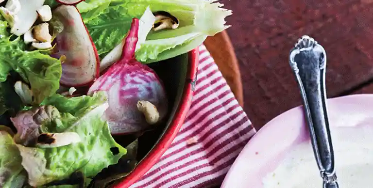 Sprød salat med rå jordskokker, bolsjebeder, karryfløde og cashewnødder