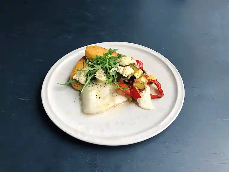 Bagt torskefisk med stegt polenta, grøntsagssauté og mozzarella