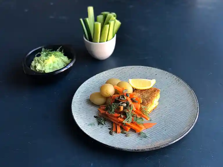Stegt fisk med nye kartofler, avocadodip og gulerodssalat