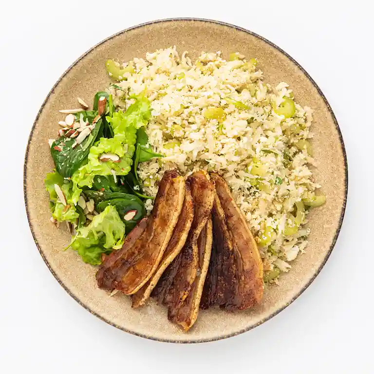 Stegt flæsk med blomkålsris, tamari og mandler