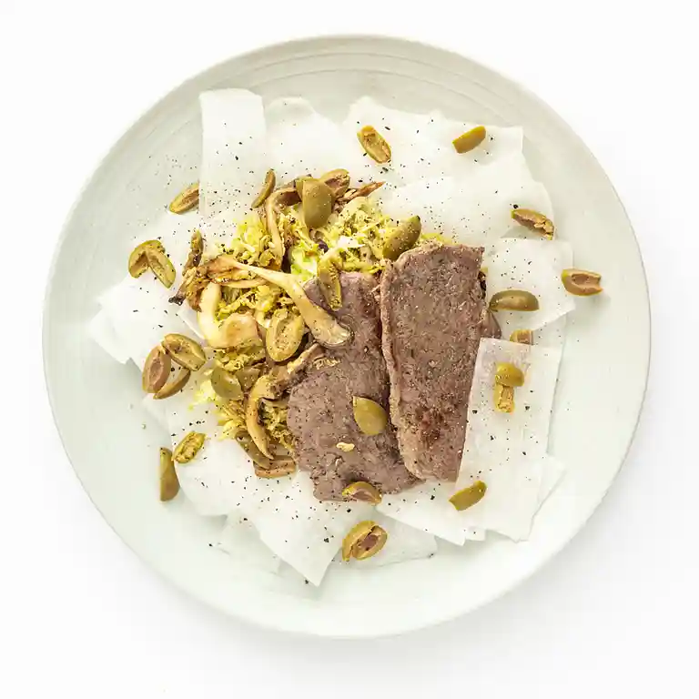 Stegt kalvemedaljon med portobellosvampe, krydrede oliven og kinaradise