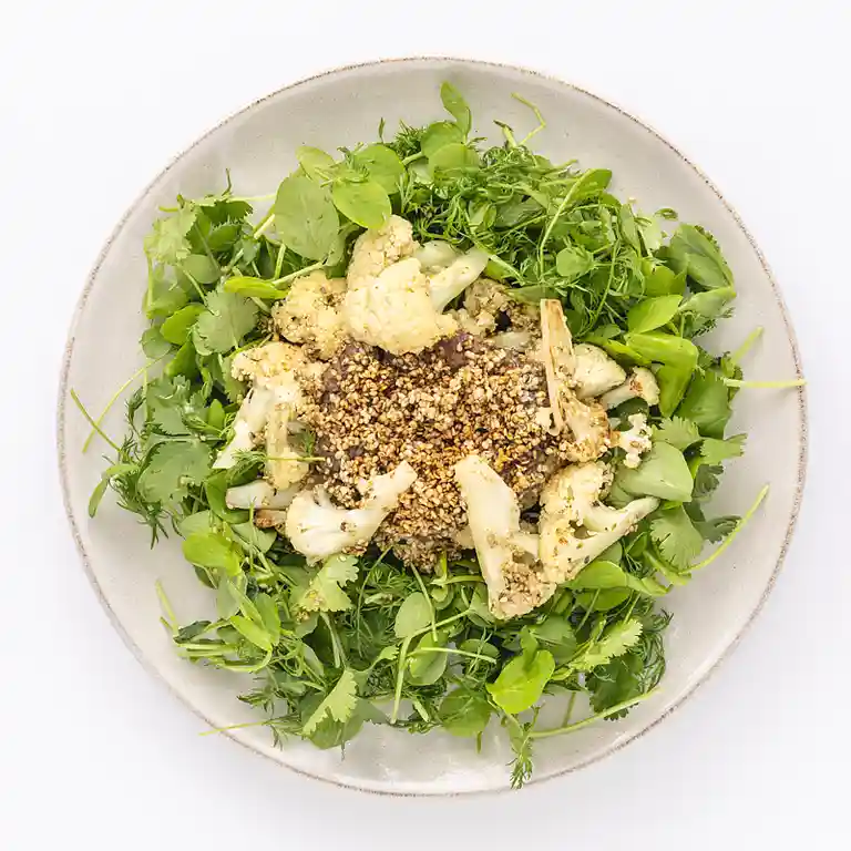 Stegte krebinetter med sesam, hampefrø, ræddiker og urtesalat