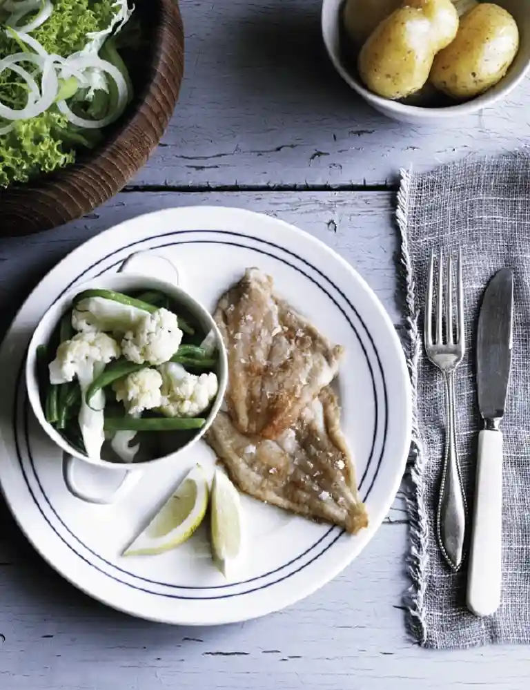  Stegte rødspættefileter med dampede grøntsager og løgvinaigrette