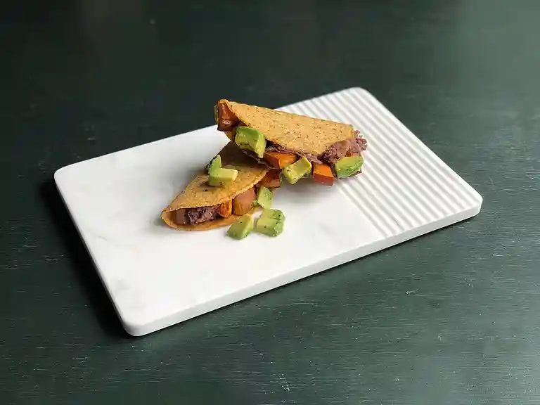 Tacos med bønnemos, stegt sød kartoffel og avocado