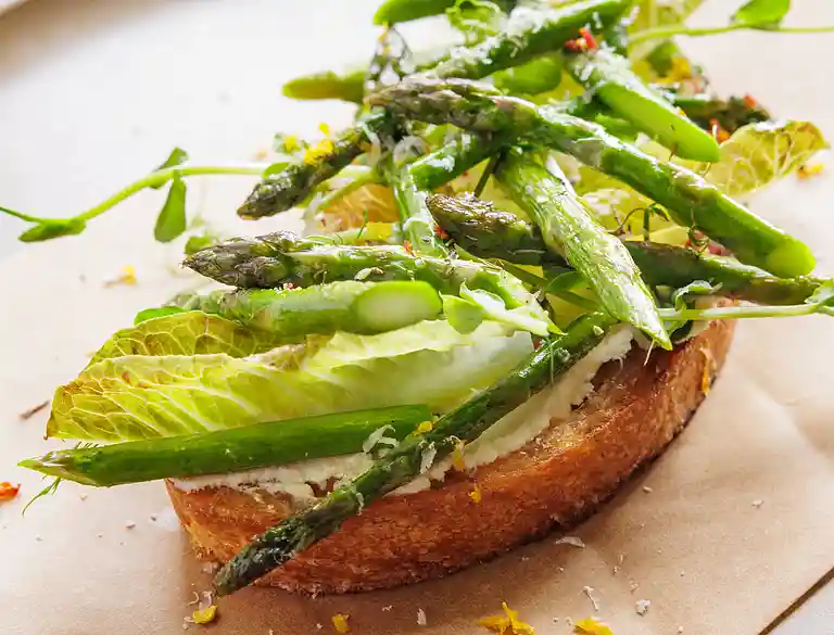 Toast med asparges, salat og ricottacreme