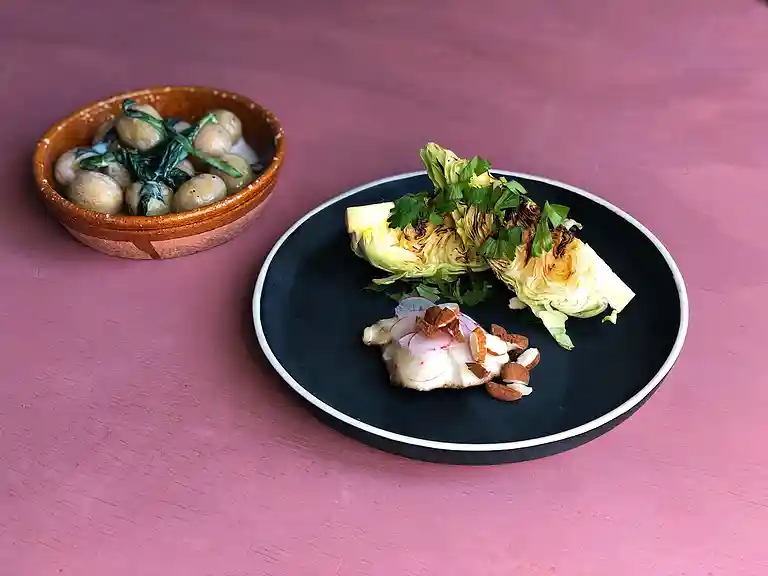 Torskefisk med ramsløg, nye kartofler, grillet kål og ristede mandler