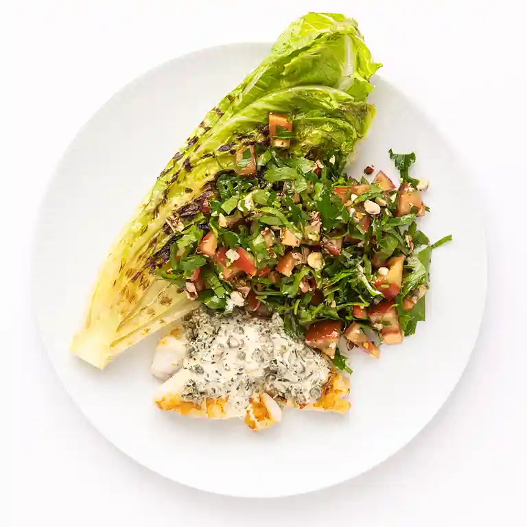 Torskefisk med grillet hjertesalat og flødesauce med kapers