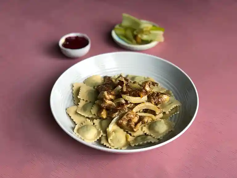 Tortellini med seitan og østershatte og ristet fennikel med blommekompot