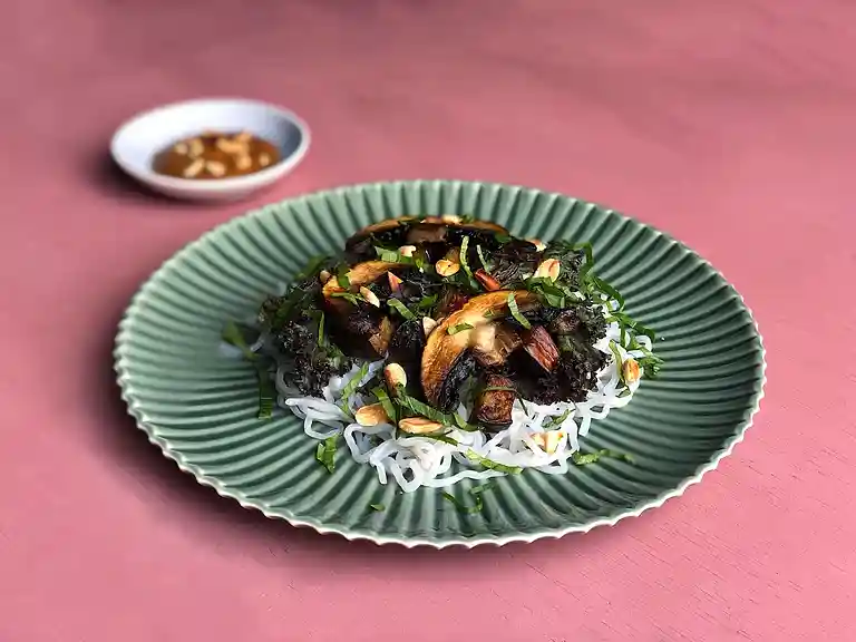 Shirataki-nudler med svampe, grønkål og peanutbuttersauce