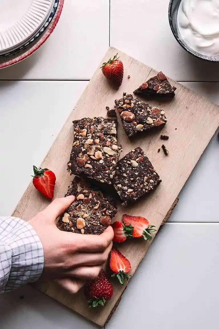 Vegansk brownie med mandler – Chokoladebombe uden æg og mælk
