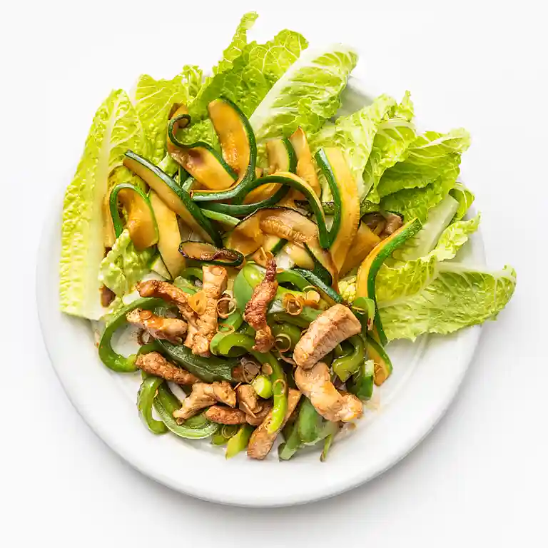 Wok med lynstegt svinekam, krydret squash og pak choy