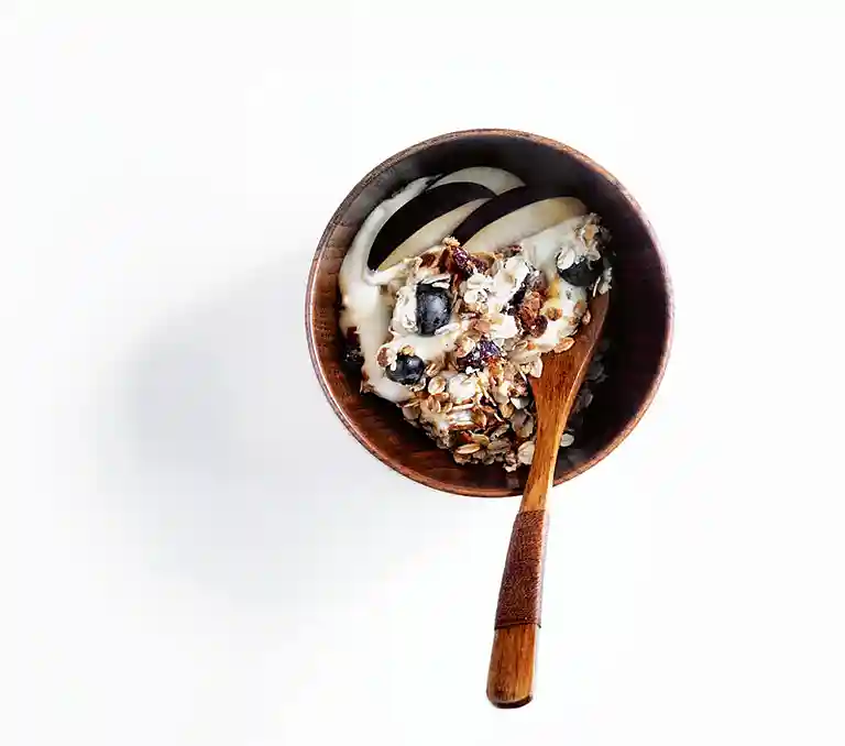 Yoghurt med mysli og frugt 