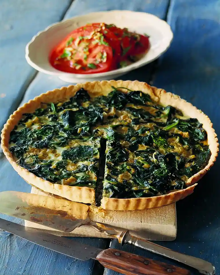 Grönkålspaj med cheddarost och valnötter