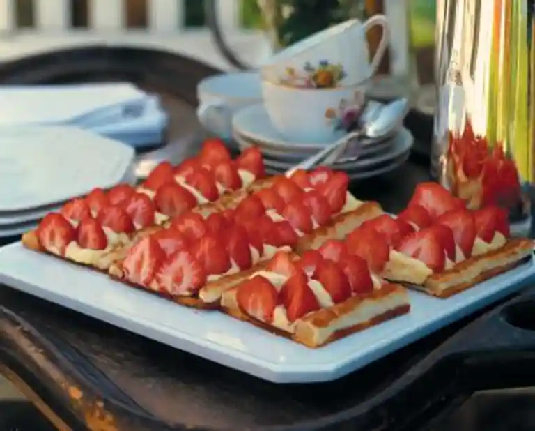 Jordgubbar på mazarinbotten