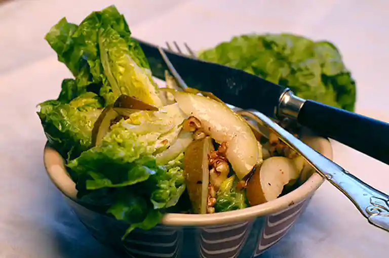 Sallad med päron och valnötter